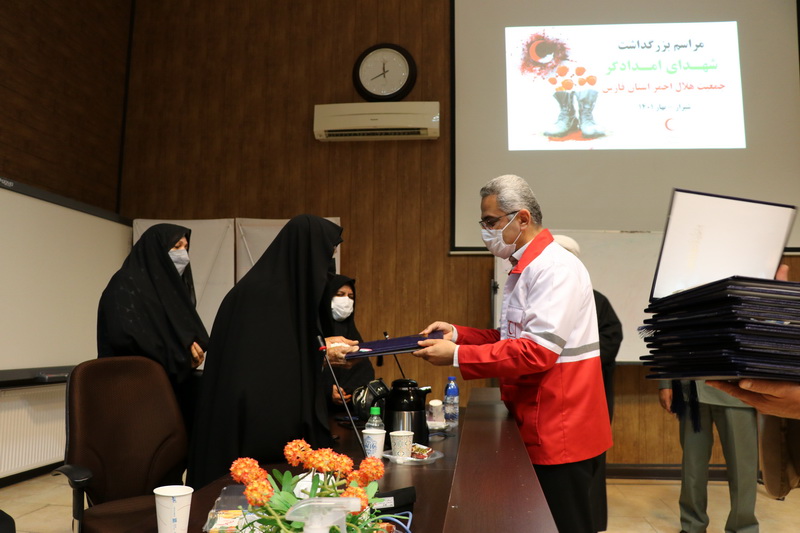 برگزاری مراسم بزرگداشت شهدای امدادگر همزمان با پنجمین روز از هفته هلال احمر.